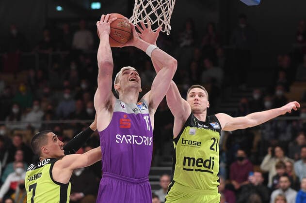 BG Göttingen medi Bayreuth 12 03 2022, Basketball Bundesliga, 2021 2022 season, 25 match day, BG Göttingen medi Bayreuth Göttingens Philipp Hartwich M plays against Bayreuths Philip Jalalpoor l and Bayreuths Janari Joesaar Göttingen Lower Saxony Germany.