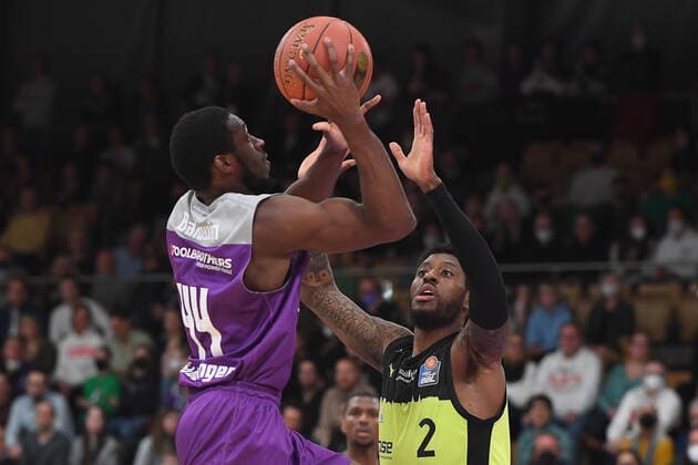 BG Göttingen medi Bayreuth 12 03 2022, Basketball Bundesliga, 2021 2022 season, 25 match day, BG Göttingen medi Bayreuth Göttingens Kamar Baldwin l plays against Bayreuths Sacar Anim Göttingen Niedersachsen Germany