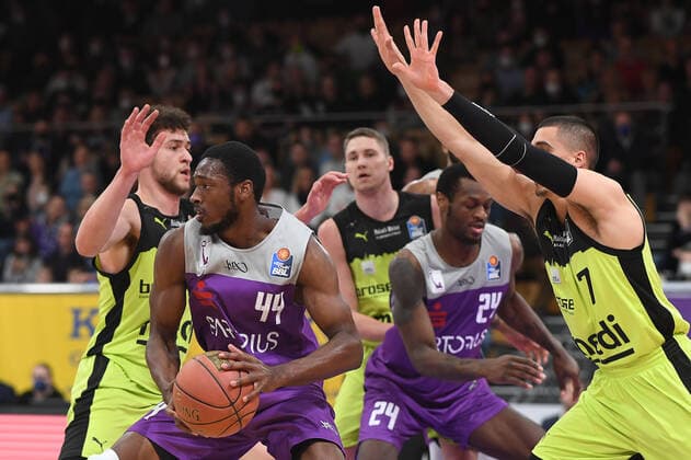 BG Göttingen medi Bayreuth 12 03 2022, Basketball Bundesliga, 2021 2022 season, 25 match day, BG Göttingen medi Bayreuth Göttingens Kamar Baldwin M and Göttingens Nate Grimes play against Bayreuths Kevin Wohlrath l and Bayreuths Philip Jalalpoor Göttingen Lower Saxony Germany.