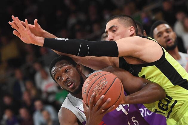 BG Göttingen medi Bayreuth 12 03 2022, Basketball Bundesliga, 2021 2022 season, 25 match day, BG Göttingen medi Bayreuth Göttingens Kamar Baldwin l plays against Bayreuths Philip Jalalpoor Göttingen Lower Saxony Germany