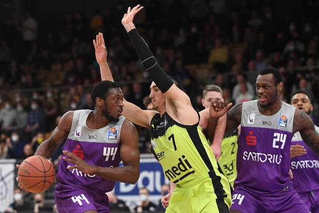 BG Göttingen medi Bayreuth 12 03 2022, Basketball Bundesliga, 2021 2022 season, 25 match day, BG Göttingen medi Bayreuth Göttingens Kamar Baldwin l plays against Bayreuths Philip Jalalpoor Göttingen Lower Saxony Germany