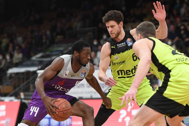 BG Göttingen medi Bayreuth 12 03 2022, Basketball Bundesliga, 2021 2022 season, 25 match day, BG Göttingen medi Bayreuth Göttingens Kamar Baldwin l plays against Bayreuths Kevin Wohlrath Göttingen Lower Saxony Germany