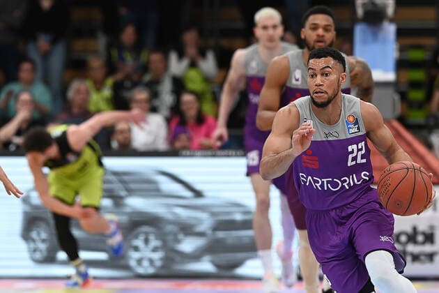 BG Göttingen medi Bayreuth 12 03 2022, Basketball Bundesliga, 2021 2022 season, 25 match day, BG Göttingen medi Bayreuth Göttingens Stephen Brown on the ball Göttingen Lower Saxony Germany