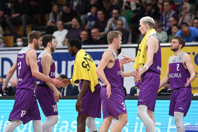 BG Göttingen medi Bayreuth 12 03 2022, Basketball Bundesliga, season 2021 2022, 25 match day, BG Göttingen medi Bayreuth Göttingen players clap off Göttingen Lower Saxony Germany