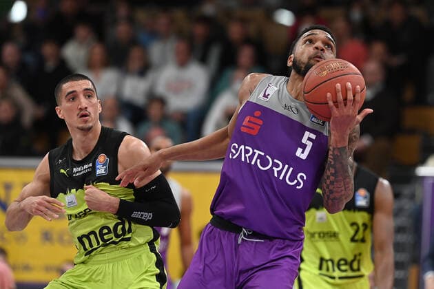 BG Göttingen medi Bayreuth 12 03 2022, Basketball Bundesliga, 2021 2022 season, 25 match day, BG Göttingen medi Bayreuth Göttingens Jeff Roberson r plays against Bayreuths Philip Jalalpoor Göttingen Lower Saxony Germany