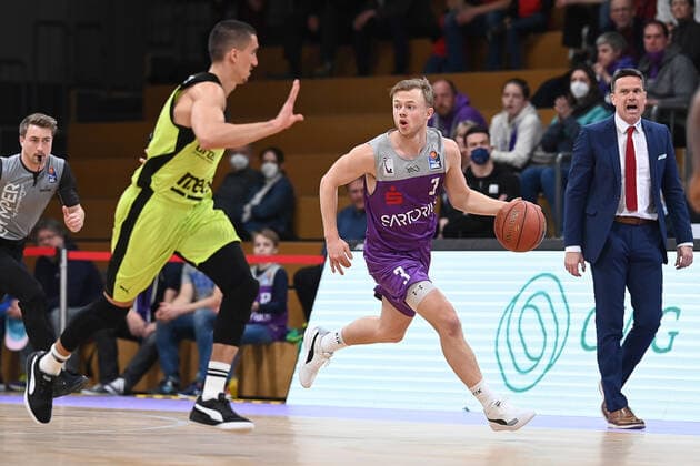 BG Göttingen medi Bayreuth 12 03 2022, Basketball Bundesliga, 2021 2022 season, 25 match day, BG Göttingen medi Bayreuth Göttingens Harald Frey r plays against Bayreuths Philip Jalalpoor Göttingen Lower Saxony Germany