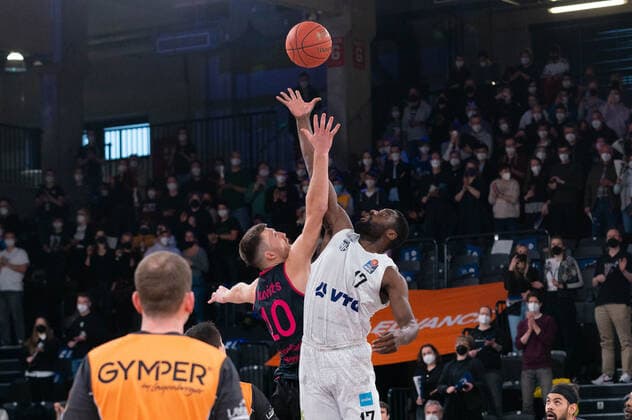 easyCredit Basketball Bundesliga, Hamburg Towers vs Telekom Baskets Bonn, Hamburg, 29 10 2021 easyCredit Basketball Bundesliga, Hamburg Towers vs Telekom Bskets Bonn, Eddy Edigin 17 Hamburg Towers , Saulius Kulvietis 10 Telekom Baskets Bonn at Tip Off Copyright: xBEAUTIFULxSPORTS Mohwinkelx