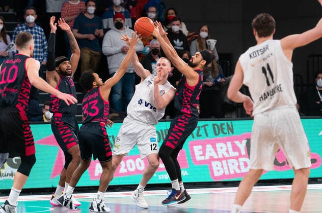 easyCredit Basketball Bundesliga, Hamburg Towers vs Telekom Baskets Bonn, Hamburg, 29 10 2021 easyCredit Basketball Bundesliga, Hamburg Towers vs Telekom Bskets Bonn, Seth Hinrichs 12 Hamburg Towers Copyright: xBEAUTIFULxSPORTS Mohwinkelx
