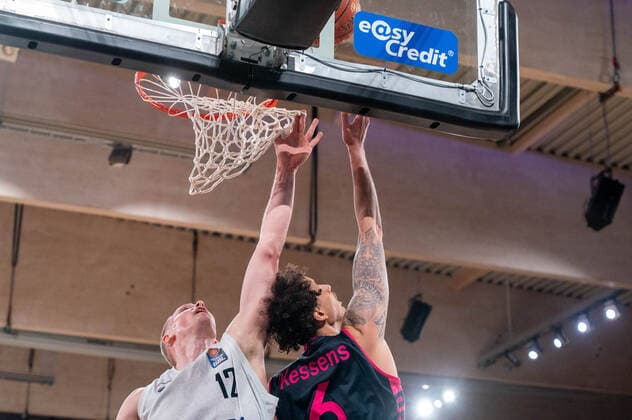 easyCredit Basketball Bundesliga, Hamburg Towers vs Telekom Baskets Bonn, Hamburg, 29 10 2021 easyCredit Basketball Bundesliga, Hamburg Towers vs Telekom Bskets Bonn, Seth Hinrichs 12 Hamburg Towers , Michael Kessens 6 Telekom Baskets Bonn Copyright: xBEAUTIFULxSPORTS Mohwinkelx
