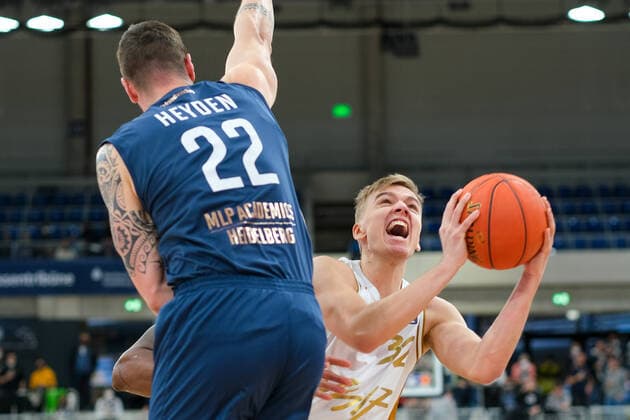 Arturs Zagars Basketball Loewen Braunschweig, 32 in duel with Phillipp Heyden MLP Academics Heidelberg, 22 , MLP Academics Heidelberg vs Basketball Loewen Braunschweig, Basketball, easyCredit Bundesliga, 25 Spieltag, Saison 2021 2022, 12 03 2022, MLP Academics Heidelberg vs Basketball Loewen Braunschweig, Basketball, easyCredit Bundesliga, 25 Spieltag, Saison 2021 2022, 12 03 2022, Heidelberg Copyright: xEibner-Pressefotox EP_EER