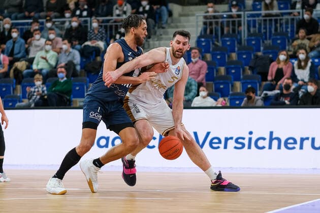 Owen Klassen Basketball Loewen Braunschweig, 5 in duel with Brekott Chapman MLP Academics Heidelberg, 1 , MLP Academics Heidelberg vs Basketball Loewen Braunschweig, Basketball, easyCredit Bundesliga, 25 Spieltag, Saison 2021 2022, 12 03 2022, MLP Academics Heidelberg vs Basketball Loewen Braunschweig, Basketball, easyCredit Bundesliga, 25 Spieltag, Saison 2021 2022, 12 03 2022, Heidelberg Copyright: xEibner-Pressefotox EP_EER