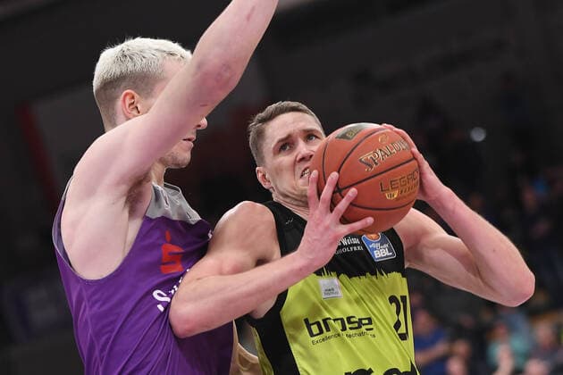 BG Göttingen medi Bayreuth 12 03 2022, Basketball Bundesliga, 2021 2022 season, 25 match day, BG Göttingen medi Bayreuth Bayreuths Janari Joesaar r plays against Göttingens Philipp Hartwich Göttingen Lower Saxony Germany