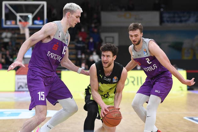 BG Göttingen medi Bayreuth 12 03 2022, Basketball Bundesliga, 2021 2022 season, 25 match day, BG Göttingen medi Bayreuths Kevin Wohlrath M plays against Göttingens Philipp Hartwich l and Göttingens Jake Toolson Göttingen Lower Saxony Germany.