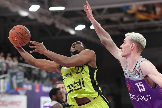 BG Göttingen medi Bayreuth 12 03 2022, Basketball Bundesliga, 2021 2022 season, 25 match day, BG Göttingen medi Bayreuths Cameron Wells l plays against Göttingens Philipp Hartwich Göttingen Lower Saxony Germany