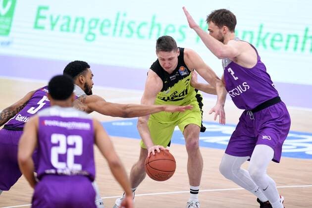Janari Joesaar Medi Bayreuth M, on the ball , Jake Toolson BG Goettingen R , Jeff Roberson BG Goettingen L , basketball, Bundesliga, BBL, BG Goettingen Medi Bayreuth, 12 03 2022, BG Goettingen Medi Bayreuth, basketball, Bundesliga, GER, BBL, 12 03 2022 Goettingen Copyright: xEibner-Pressefotox-xRolandxSippelx