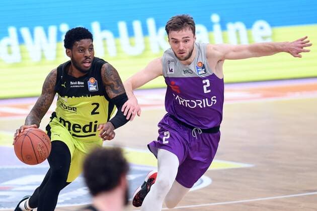 Sacar Anim Medi Bayreuth on the ball , Jake Toolson BG Goettingen , Basketball, Bundesliga, BBL, BG Goettingen Medi Bayreuth, 12 03 2022, BG Goettingen Medi Bayreuth, Basketball, Bundesliga, GER, BBL, 12 03 2022 Goettingen Copyright: xEibner-Pressefotox-xRolandxSippelx