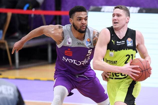 Janari Joesaar Medi Bayreuth on the ball and Jeff Roberson BG Goettingen , Basketball, Bundesliga, BBL, BG Goettingen Medi Bayreuth, 12 03 2022, BG Goettingen Medi Bayreuth, Basketball, Bundesliga, GER, BBL, 12 03 2022 Goettingen Copyright: xEibner-Pressefotox-xRolandxSippelx