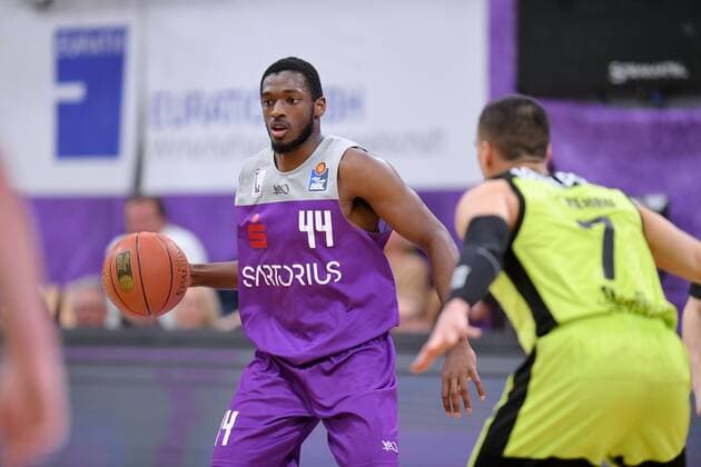 Kamar Baldwin BG Goettingen on the ball , Philip Jalalpoor Medi Bayreuth R , Basketball, Bundesliga, BBL, BG Goettingen Medi Bayreuth, 12 03 2022, BG Goettingen Medi Bayreuth, Basketball, Bundesliga, GER, BBL, 12 03 2022 Goettingen Copyright: xEibner-Pressefotox-xRolandxSippelx