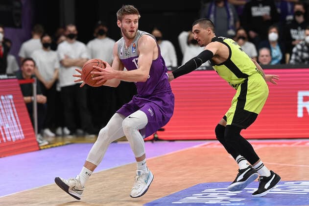 BG Göttingen medi Bayreuth 12 03 2022, Basketball Bundesliga, 2021 2022 season, 25 match day, BG Göttingen medi Bayreuth Göttingens Mathis Mönninghoff l plays against Bayreuths Philip Jalalpoor Göttingen Lower Saxony Germany