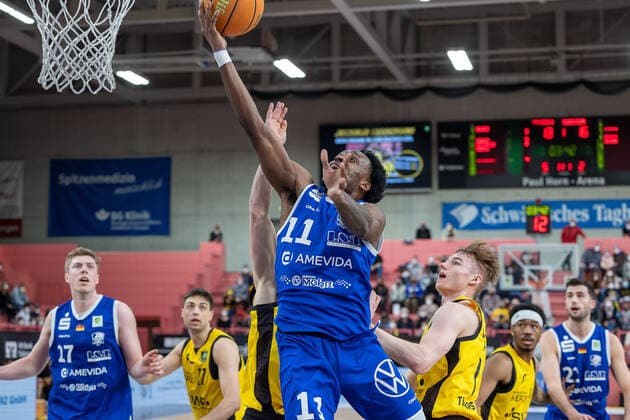 Marius Behr VfL SparkassenStars Bochum, 17 Mateo Seric Tigers Tuebingen, 17 Tony Hicks VfL SparkassenStars Bochum, 11 Timo Lanmüller Tigers Tuebingen, 07 Tigers Tuebingen vs VfL SparkassenStars Bochum, 2 Basketball Bundesliga, Pro A, Barmer 2 Basketball, 29 Matchday , Season 2021 2022, 12 03 2022 Tigers Tuebingen vs VfL SparkassenStars Bochum, 2 Basketball Bundesliga, Pro A, Barmer 2 Basketball, 29 Matchday , Season 2021 2022, 12 03 2022 Tuebingen Copyright: xNinaxSanderx xEibnerxPressefotox EP_NSR
