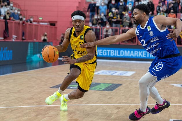 Isaiah Crawley Tigers Tuebingen, 53 Terrell Randolph VfL SparkassenStars Bochum, 32 Tigers Tuebingen vs VfL SparkassenStars Bochum, 2 Basketball Bundesliga, Pro A, Barmer 2 Basketball, 29 Spieltag , Spielzeit 2021 2022, 12 03 2022 Tigers Tuebingen vs VfL SparkassenStars Bochum, 2 Basketball Bundesliga, Pro A, Barmer 2 Basketball, 29 Spieltag , Spielzeit 2021 2022, 12 03 2022 Tuebingen Copyright: xNinaxSanderx xEibnerxPressefotox EP_NSR