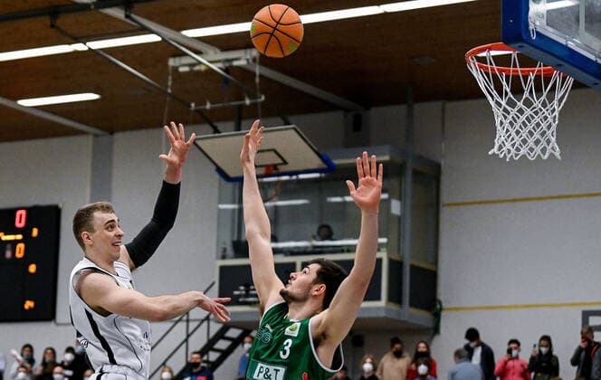 12 03 2022, xpsx, Basketball 2 Bundesliga Pro B, White Wings Hanau Baskets Koblenz v l Victor Demetrio Hanau , Leo Vincent Saffer Koblenz Hanau Hesse Germany DEU