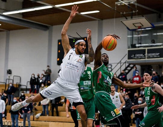 12 03 2022, xpsx, Basketball 2 Bundesliga Pro B, White Wings Hanau Baskets Koblenz v l Dewrell Tisdale Jr Hanau , Jacob Mampuya Koblenz Hanau Hesse Germany DEU