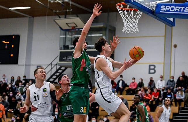 12 03 2022, xpsx, Basketball 2 Bundesliga Pro B, White Wings Hanau Baskets Koblenz v l Leo Vincent Saffer Koblenz , Niklas Krause Hanau Hanau Hessen Germany DEU