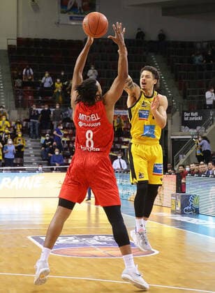 Ludwigsburg , Basketball easycredit BBL Bundesliga MHP Riesen Ludwigsburg vs Brose Bamberg , from left Akil Mitchell Bamberg Jonah Radebaugh Riesen , e
