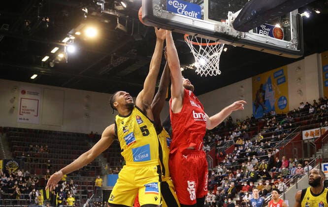 Ludwigsburg , Basketball easycredit BBL Bundesliga MHP Riesen Ludwigsburg vs Brose Bamberg , from left Justin Simon Riesen Martinas Geben Bamberg ,