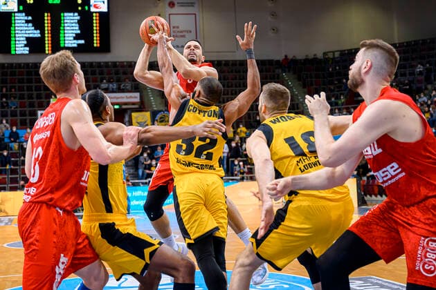 Ludwigsburg, Germany 12 March 2022 BBL 21 22 MHP Riesen Ludwigsburg vs Brose Bamberg Dominic Lockhart Bamberg throwing, Tekele Cotton Ludwigsburg , left in picture Christian Sengfelder Bamberg , right Martinas Geben Bamberg Ludwigsburg MHP Arena Baden Württemberg Germany