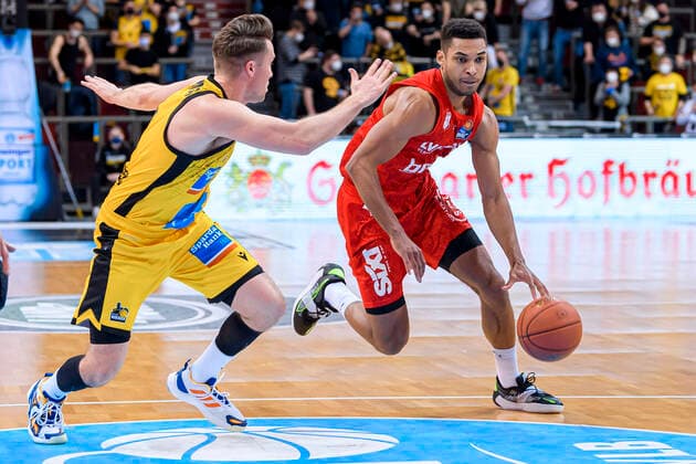 Ludwigsburg, Germany 12 March 2022 BBL 21 22 MHP Riesen Ludwigsburg vs Brose Bamberg v li Jordan Hulls Ludwigsburg , Kenneth Ogbe Bamberg Ludwigsburg MHP Arena Baden Württemberg Germany