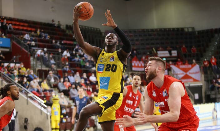 Ludwigsburg , Basketball easycredit BBL Bundesliga MHP Riesen Ludwigsburg vs Brose Bamberg , from left Rawle Alkins Giants Martinas give Bamberg ,