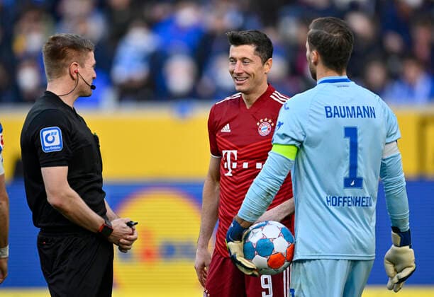 Referee Referee Robert Schroeder gesture gesture in conversation discussion with Robert Lewandowski FC Bayern Muenchen FCB 09 Goalkeeper Oliver Baumann TSG 1899 Hoffenheim 01 TSG 1899 Hoffenheim vs FC Bayern Muenchen FCB 12 03 2022 DFL REGULATIONS PROHIBIT ANY USE OF PHOTOGRAPHS AS IMAGE SEQUENCES AND OR QUASI VIDEO TSG 1899 Hoffenheim vs FC Bayern Muenchen FCB