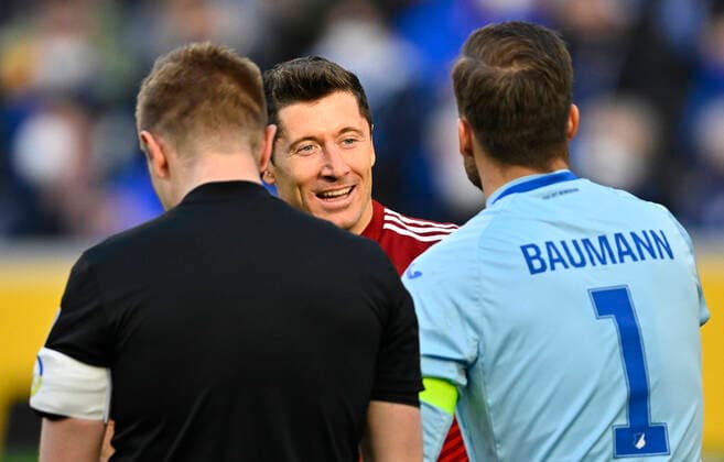 Referee Referee Robert Schroeder gesture gesture in conversation discussion with Robert Lewandowski FC Bayern Muenchen FCB 09 Goalkeeper Oliver Baumann TSG 1899 Hoffenheim 01 TSG 1899 Hoffenheim vs FC Bayern Muenchen FCB 12 03 2022 DFL REGULATIONS PROHIBIT ANY USE OF PHOTOGRAPHS AS IMAGE SEQUENCES AND OR QUASI VIDEO TSG 1899 Hoffenheim vs FC Bayern Muenchen FCB