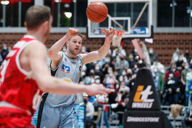 12 03 2022, s Oliver Wuerzburg vs HAKRO Merlins Crailsheim, easyCredit BBL, 25 matchday, GER, Wuerzburg, tectake Arena, In picture Fabian Bleck Merlins passes to his teammate Copyright: HMBxMedia xJulienxBecker