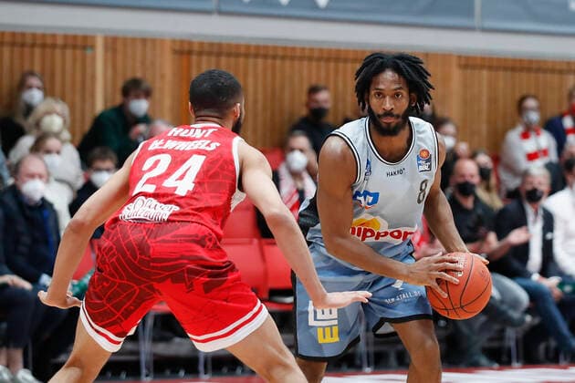 12 03 2022, s Oliver Wuerzburg vs HAKRO Merlins Crailsheim, easyCredit BBL, 25 Spieltag, GER, Wuerzburg, tectake Arena, In picture from left Cameron Hunt s Oliver Wuerzburg vs Terrell Harris Merlins Copyright: HMBxMedia xJulienxBecker