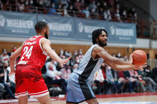 12 03 2022, s Oliver Wuerzburg vs HAKRO Merlins Crailsheim, easyCredit BBL, 25 Spieltag, GER, Wuerzburg, tectake Arena, In picture from left Cameron Hunt s Oliver Wuerzburg vs Terrell Harris Merlins Copyright: HMBxMedia xJulienxBecker