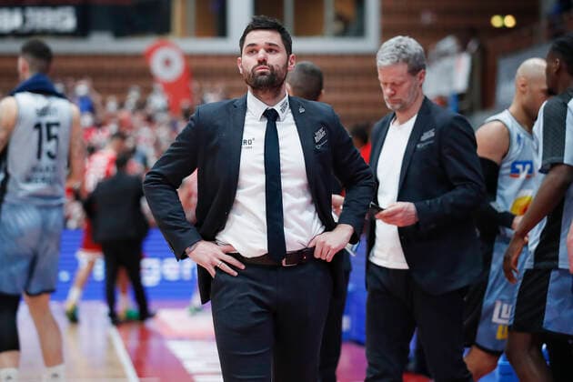 12 03 2022, s Oliver Wuerzburg vs HAKRO Merlins Crailsheim, easyCredit BBL, 25 match day, GER, Wuerzburg, tectake Arena, In the picture head coach Sebastian Gleim Merlins with a thoughtful look. Copyright: HMBxMedia xJulienxBecker