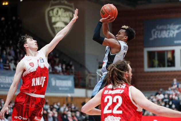 12 03 2022, s Oliver Wuerzburg vs HAKRO Merlins Crailsheim, easyCredit BBL, 25 Matchday, GER, Wuerzburg, tectake Arena, In picture from left Julius Boehmer s Oliver Wuerzburg vs T J Shorts Merlins Copyright: HMBxMedia xJulienxBecker
