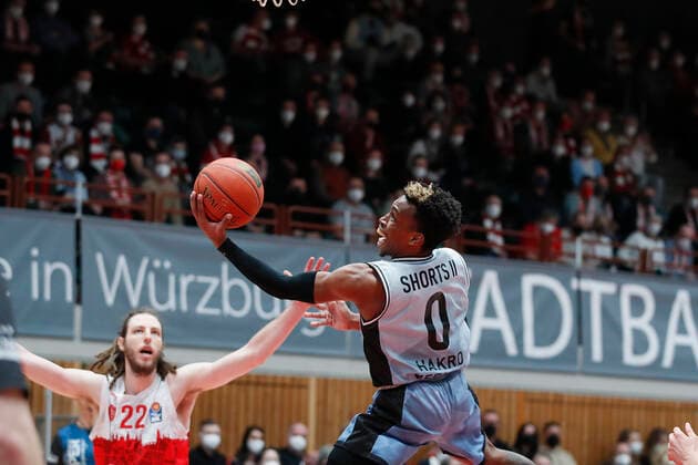 12 03 2022, s Oliver Wuerzburg vs HAKRO Merlins Crailsheim, easyCredit BBL, 25 Matchday, GER, Wuerzburg, tectake Arena, In picture T J Shorts Merlins with the Korbleger Copyright: HMBxMedia xJulienxBecker