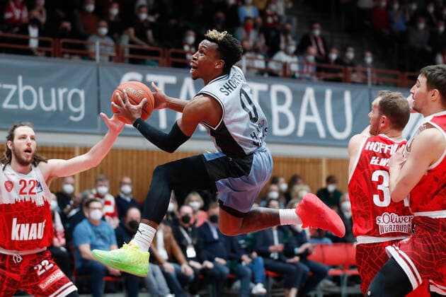 12 03 2022, s Oliver Wuerzburg vs HAKRO Merlins Crailsheim, easyCredit BBL, 25 Matchday, GER, Wuerzburg, tectake Arena, In picture T J Shorts Merlins with the Korbleger Copyright: HMBxMedia xJulienxBecker