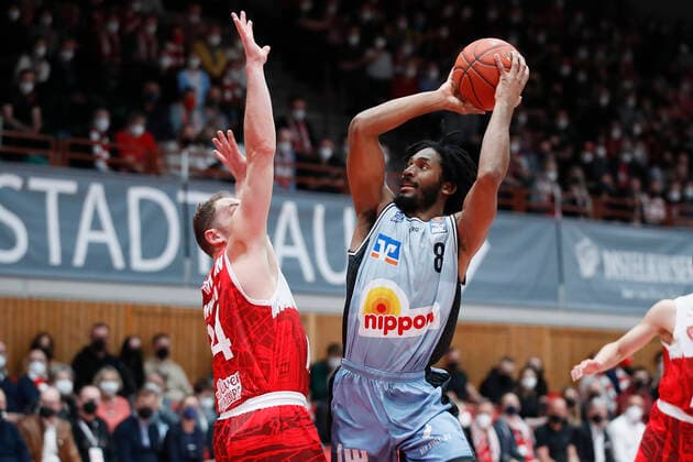 12 03 2022, s Oliver Wuerzburg vs HAKRO Merlins Crailsheim, easyCredit BBL, 25 Matchday, GER, Wuerzburg, tectake Arena, In picture from left Felix Hoffmann s Oliver Wuerzburg vs Terrell Harris Merlins Copyright: HMBxMedia xJulienxBecker