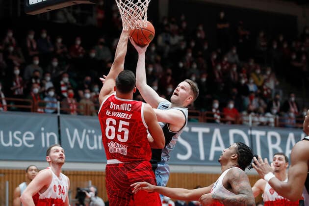 12 03 2022, s Oliver Wuerzburg vs HAKRO Merlins Crailsheim, easyCredit BBL, 25 Matchday, GER, Wuerzburg, tectake Arena, In picture from left Filip Stanic s Oliver Wuerzburg , Fabian Bleck Merlins and Desi Rodriguez s Oliver Wuerzburg Copyright: HMBxMedia xJulienxBecker