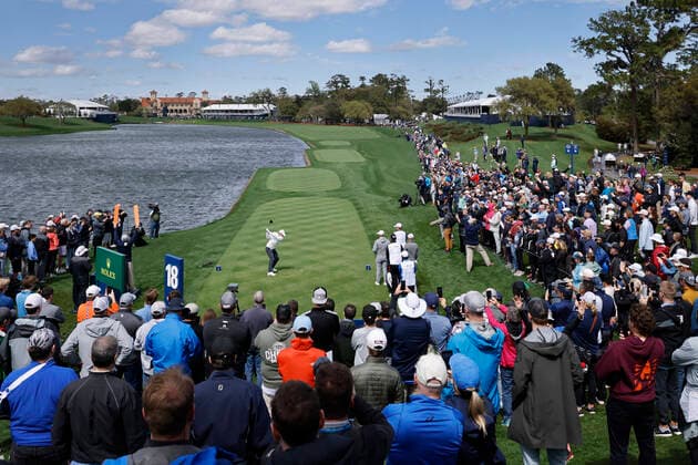 Bilder des Jahres 2022, Sport 03 März Sport Themen der Woche KW10 Sport Bilder des Tages PONTE VEDRA BEACH, FL - MARCH 12: General view as Rory McIlroy of Northern Ireland hits a drive at the 18th hole during the weather delayed completion of the first round of THE PLAYERS Championship on the Stadium Course at TPC Sawgrass on March 12, 2022 in Ponte Vedra Beach, Florida. (Photo by Joe Robbins Icon Sportswire) GOLF: MAR 12 PGA, Golf Herren - THE PLAYERS Championship Icon573220312005