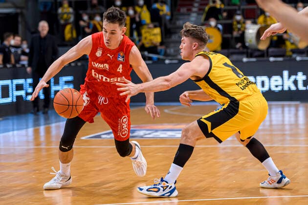 Ludwigsburg, Germany 12 March 2022 BBL 21 22 MHP Riesen Ludwigsburg vs Brose Bamberg v li Omar Prewitt Bamberg , Jordan Hulls Ludwigsburg Ludwigsburg MHP Arena Baden Württemberg Germany