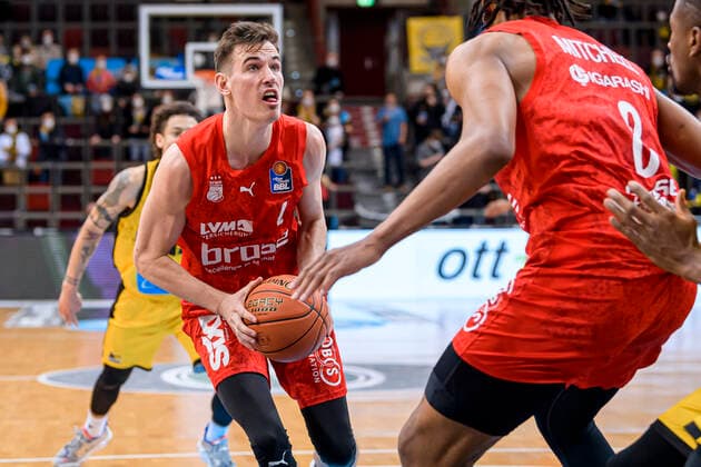 Ludwigsburg, Germany 12 March 2022 BBL 21 22 MHP Riesen Ludwigsburg vs Brose Bamberg v li Omar Prewitt Bamberg , Akil Mitchell Bamberg Ludwigsburg MHP Arena Baden Württemberg Germany