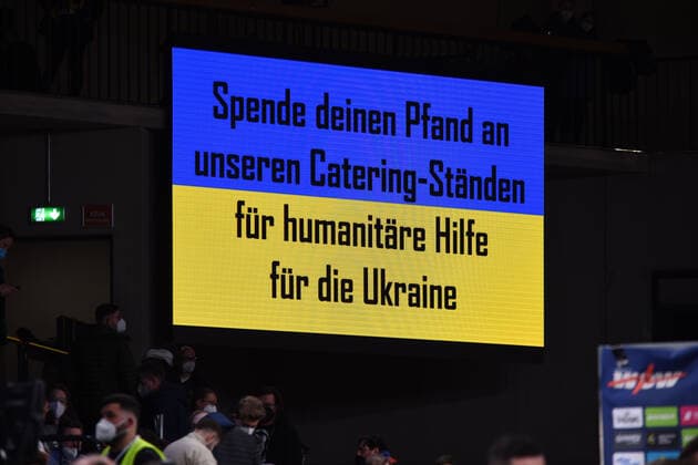 Basketball, 2022 season, easyCredit BBL, Hamburg Towers HAM Telekom Baskets Bonn BON , edel optics de Arena, 12 03 2022, 25 match day Appeal for donations for Ukraine on the scoreboard in the edeloptics Arena Donate your pledge at our catering stands for humanitarian aid for Ukraine For editorial use only Hamburg edel optics de Arena, Kurt Emmerich Platz, Wilhelmsburger Inselpark Hamburg Germany Copyright: xIMAGO. Lobeca RobertoxSeidelx