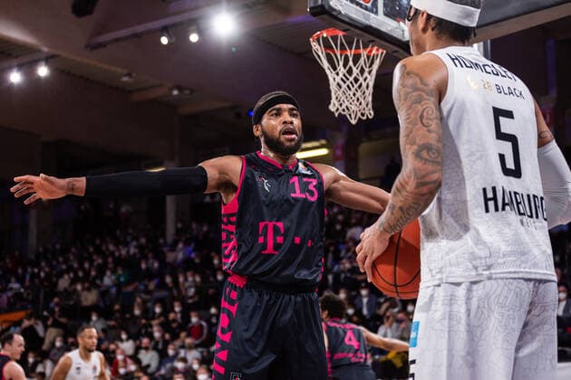 Basketball, 2022 season, easyCredit BBL, Hamburg Towers HAM Telekom Baskets Bonn BON , edel optics de Arena, 12 03 2022, 25 matchday Javontae Hawkins 13, BON blocks the Hamburgers way For editorial use only Hamburg edel optics de Arena, Kurt Emmerich Platz, Wilhelmsburger Inselpark Hamburg Germany Copyright: xIMAGO. Lobeca RobertoxSeidelx