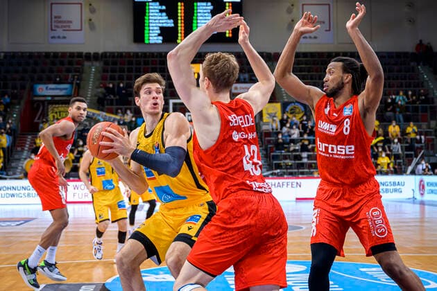 Ludwigsburg, Germany 12 March 2022 BBL 21 22 MHP Riesen Ludwigsburg vs Brose Bamberg v li Ethan Happ Ludwigsburg , Christian Sengfelder Bamberg , Akil Mitchell Bamberg Ludwigsburg MHP Arena Baden Württemberg Germany